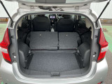 後席はシートを倒すとより広くなり大きな荷物も積めます☆