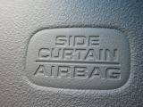 サイドカーテンエアバックシステムは、側面衝突時に大人から子供までさまざまな体格の乗員の頭部や頚部を広範囲で保護。特にセンターピラーへの頭部衝突を防ぐ展開性能を実現しています。