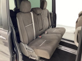 2列目シートは背もたれの角度調節ができるベンチシートになっております。長距離運転になってもゆったりとできるようにアームレストがついてます。