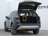 オプションのリモコンオートバックドア付きです。キックの動作で触れずにバックドアをオープン。(インテリジェントキーをバックやポケットに入れた状態での条件です)両手がふさがっていても大丈夫。