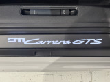 マットカーボンのドアシルガード(イルミネーション付き):911CarreraGTSのロゴが光ります。