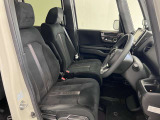 ゆったりと座れる運転席シートですのでストレスなく運転が出来ますよ!