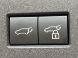 【パワーバックドア】スマートキーや運転席のボタンを押すだけでリアゲートが自動で開閉します!荷物を持っている時や、高い位置にあるバックドアを閉める際に便利な機能です♪
