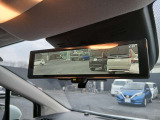 インテリジェントルームミラー カメラからの映像をミラーで見たように表示します。角度や光度等の調整も可能。後席の人と目を合わせず後方確認出来ます。