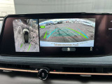 アラウンドビューモニター。上空から見下ろしたような映像が映し出されるので、駐車をスムースに行えます。(バック)