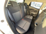 後部座席も気になるようなキズ・汚れやへたり等、大きなダメージはなく、良好な状態です。