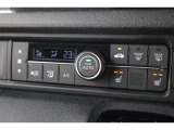 フルオートエアコンが装備されています!お好みの温度設定をするだけでエアコンの風量やモードの切り替えを自動でコントロールしてくれます!ユーザーの操作が少なく燃費走行にもつながります!