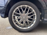 純正アルミホイールです。足元が引き立つので、車全体のイメージがアップしますよ!