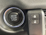【キーレススタートシステム】カバンやポケットに入れたままでもドアの施錠・解錠が可能なスマートキーを装備。エンジンのオン・オフ時もカギを取り出す必要が無いからとっても便利です♪