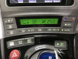 左右独立温度コントロールフルオートエアコンです。運転席、助手席それぞれで独立して温度設定ができます。冷え性の方が乗っても安心ですね♪