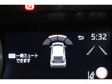 前後に装備されたセンサーで障害物(静止物)を検知。ディスプレイ表示と音でお知らせ。誤発進抑制のパーキングサポートブレーキ搭載しています。