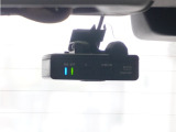 この車にはリアにもドライブレコーダーを装備しております◆映像・音声などを記録する自動車用の装置です。 もしもの事故の際の記録はもちろん、旅行の際の思い出としてドライブの映像を楽しむことができます。