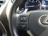 ステアリングスイッチ付き。前方から目を離すことなく操作することが可能です。