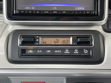 温度の設定のみで快適な風量やモードなどを自動調整してくれるフルオートエアコンを装備!