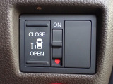 運転席からもスライドドアをボタン操作でスピーディーに開閉できます!またスマートキーでも操作できるので便利です。