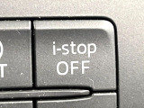 【アイドリングストップ】赤信号や渋滞で停車した際にエンジンを停止し、無駄な燃料の消費を抑えます。燃費向上や環境保護につなげる機能♪エンジンはブレーキを離せば再始動します。