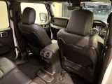 後部座席も広々としたレザーシートになっております。