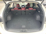 ラゲッジルームは、大容量のスペースを確保。普段のお買い物からレジャーまで、幅広く活躍してくれます!また、リアシートを倒すことでバリエーション豊かにお使いいただけます。