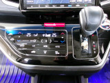 オートエアコンは左右席で独立温度コントロールが可能です。運転席はキンキンに冷やして助手席はマイルドにと言った設定が可能です 暑さ寒さでケンカすることもなくなりますね