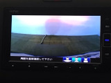 【バックカメラ】運転が苦手な方も車庫入れラクラクです!ギアをリバースに入れれば自動的に切り換わりますので、面倒な操作は不要です♪狭い駐車場もお車を傷つけず安心ですね!