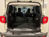 後部座席を前方にすべて倒すことにより広々としたカーゴスペースとして利用できます。