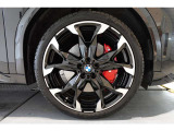 【BMWアロイホイール】軽量かつ強度に拘ったアロイホイール。走行性能ポテンシャルを引き出す設計。タイヤのサイドウォールが強化されたランフラットタイヤは、パンク時にタイヤがつぶれてもリムから外れません。