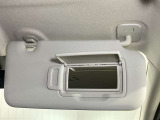 【運転席サンバイザー】鏡が付いているのでメイク直しなどにも便利★