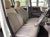 【ベンチシート】運転席と助手席の移動もスムーズ!狭い駐車場での乗り降りや、お子様の乗り降りにも便利です。座席の間にコンソールボックスやドリンクホルダーがないため、車内空間が広く感じます。