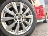 ●17インチアルミホイール:輸入車ならではの卓越した走りを支えるホイールと足回りです!日本車の走りに慣れている方にもぜひ体感して頂きたいほど、高いレベルでまとまっています!