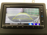バックギアに入れますとご覧のような画像に自動的に切り替わります。車庫入れ時に役立ちます。