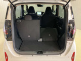 後部座席は分割でシートを倒すことができます。大きな荷物、ゴルフバックも積めます。上質で広々とした室内だから、みんなが心地よく車内で快適に過ごせます♪