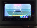 バックでの車庫入れも安心です! リアカメラが付いているバックモニター付のナビを装備しております。操作線もついており距離感も画面から確認できます。