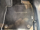運転席フロアマットです。使用感はありますが、目立つ汚れや損傷はありません。