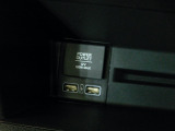 12V電源ソケットを設置しております。周辺機器の充電にご利用頂けます。便利なUSBジャックも付いています。