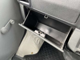 グローブボックスは奥行きたっぷり、車検証やオーナーズマニュアルを収納するポケット付きです。