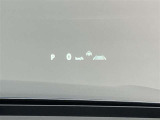 ヘッドアップディスプレイ(HUD)搭載。運転中、前方から視線を落外す必要がなく、安全に運転ができる機能です。