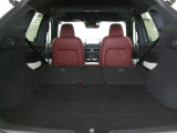 広々ラゲッジスペースはレジャーやアウトドアにピッタリです。リアシートは4:2:4の3分割で倒すことができます。後部座席を倒せばたくさんの荷物を積めるフラットなラゲッジスペースになります。