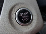 【プッシュスタート】キーが車内にあれば、エンジンの始動・停止はブレーキを踏んでスイッチを押すだけ!キーを取り出す手間を省き、ワンプッシュで操作するので簡単でスムーズ!