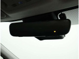 自動防眩インナーミラー(ドライブレコーダー付)?後続車のライトの眩しさを緩和するインナーミラーに、録画機能を搭載。
