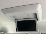 【後席モニター】家族や友人とお出かけする機会が多い方に大人気の後席モニターを装備!見やすい位置に画面がありテレビやDVDの視聴も快適!友達もお子様も、後席にしか乗らなくなるかも??