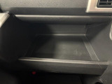 助手席側のインパネトレイは大きくてボックスティッシュも置けます!