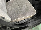 痛みの出やすい運転席シートの角、フロアマット、座面、ともに良好です