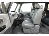 ベンチシートで運転席から助手席への移動もスムーズです!