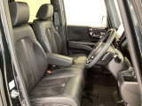 【前席】充分な広さを確保した、快適な前席!インテリアカラーも落ち着いたお色です♪センターアームレストも付いて、リラックスした姿勢で運転していただけます♪