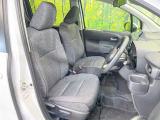 運転席まわりには十分なスペースがあり、大柄な方でもゆったり運転していただける環境です。