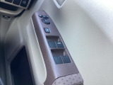 前後の4枚ドアはパワーウィンド-、ミラーは電動格納ドアミラーです。