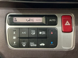 セレクトレバーの左側にオートエアコンがついてますので、簡単操作で快適に過ごせます。リア熱線のスイッチの中に、雪道に対応したサイドミラーヒーターも入っています。