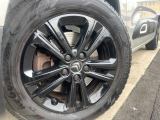 ●純正16インチアルミホイール:輸入車ならではの卓越した走りを支えるホイールと足回りです!日本車の走りに慣れている方にもぜひ体感して頂きたいほど、高いレベルでまとまっています!