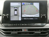 全周囲カメラで、クルマを上空から見下ろしているかのような映像を映し出します。周囲の状況がひと目でわかります!