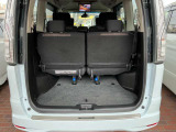 ラゲッジアンダーボックス付きです!貴重品を安全に収納できます。荷物が多くなる旅行や買い物にもとても便利で、車内をすっきりと保ちます。運転中の後方確認もしやすくなりますね!